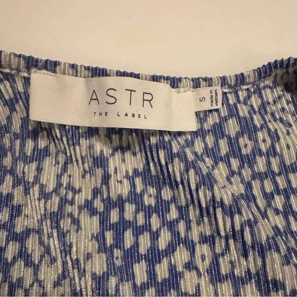 ASTR The Label Blue Floral Wrap Blouse Flutter Sleeve - S- EUC - Picture 4 of 7